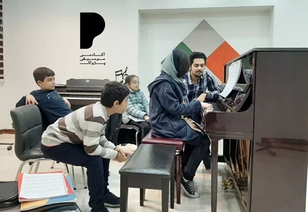 کلاس گروهی  هنرجویان پیانو با تدریس استاد هادی یوسفی، گروه سنی الف