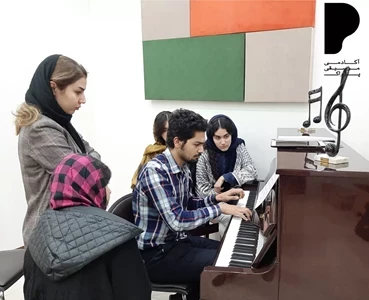 کلاس گروهی هنرجویان پیانو با تدریس استاد هادی یوسفی، گروه سنی ب