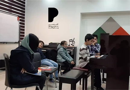 کلاس گروهی هنرجویان پیانو با تدریس استاد هادی یوسفی، گروه سنی الف